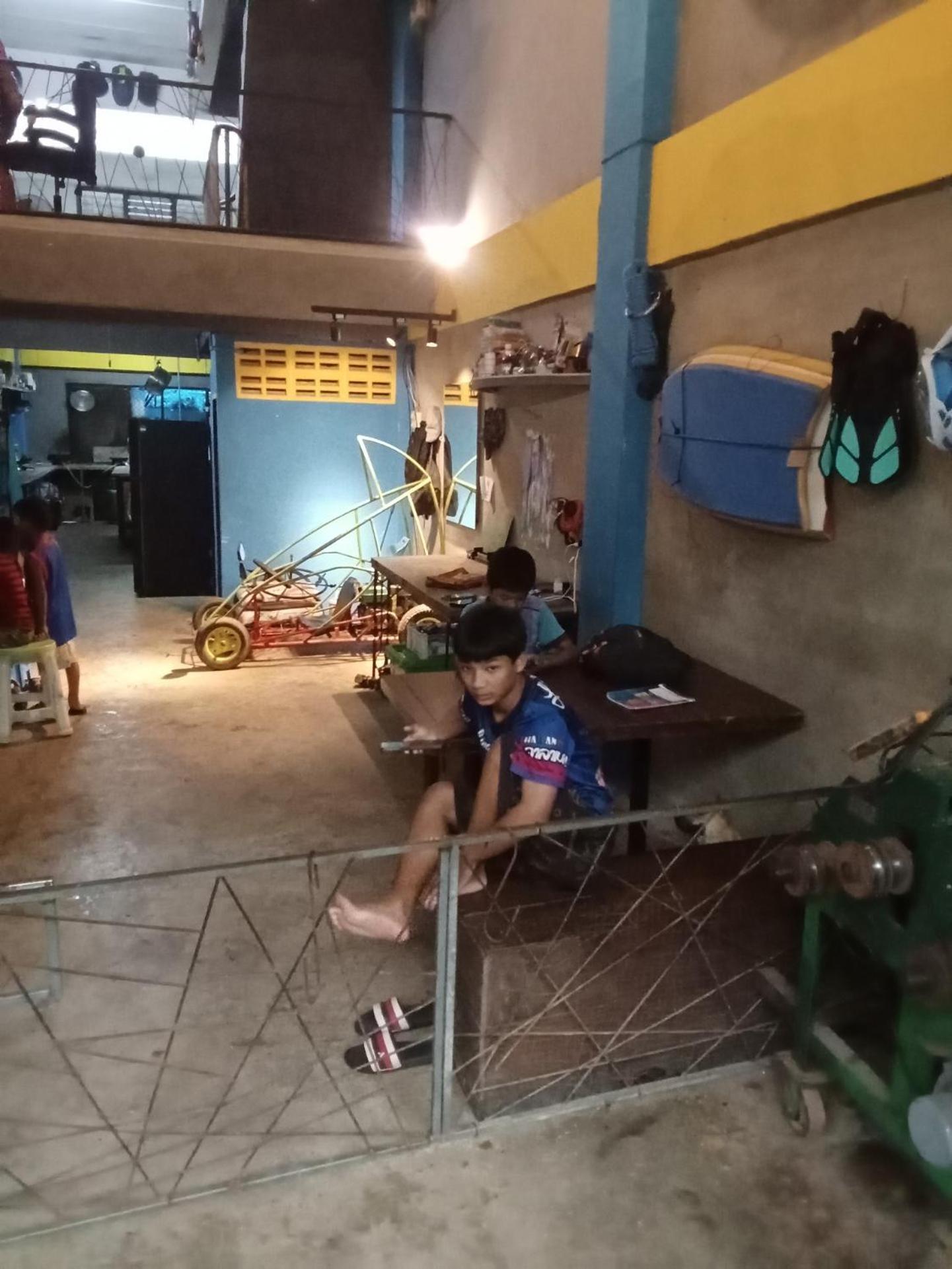 Mae Sot Commune Exterior photo